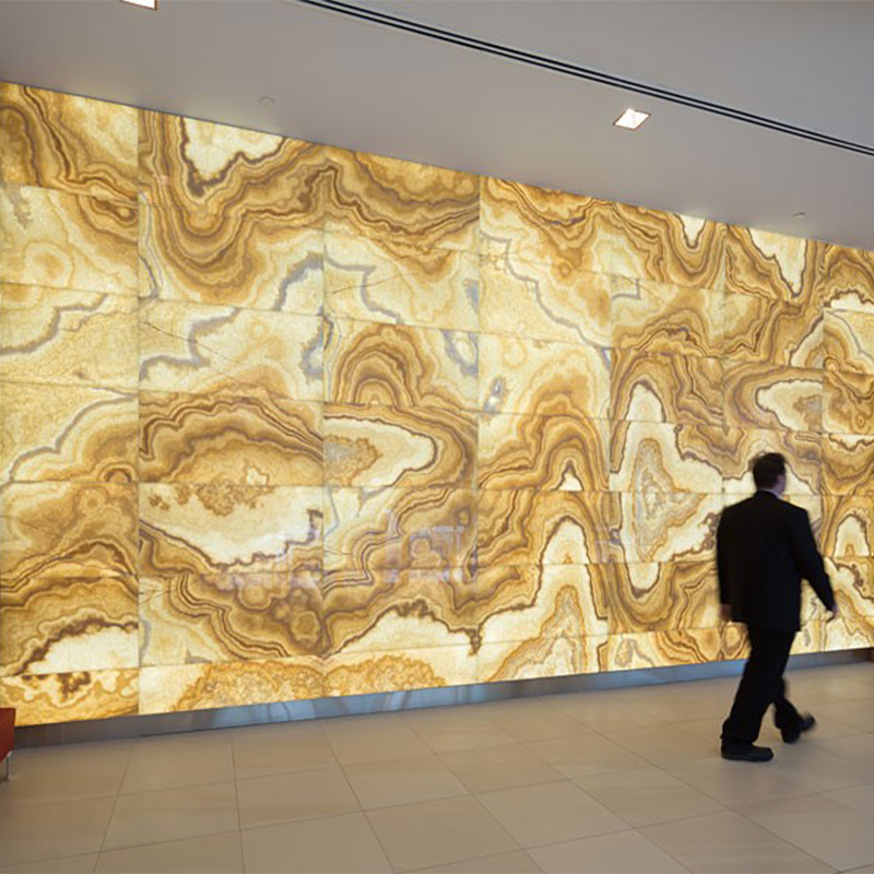 Mur en feuille de pierre naturelle rétroéclairée dans un hall moderne, design haut de gamme et effet lumineux