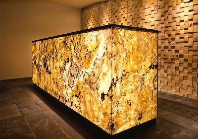 Îlot central ou comptoir en feuille de pierre naturelle rétroéclairée, design moderne et luxueux