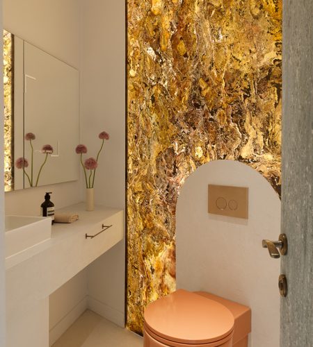 Mur décoratif en feuille de pierre rétroéclairée dans des toilettes modernes